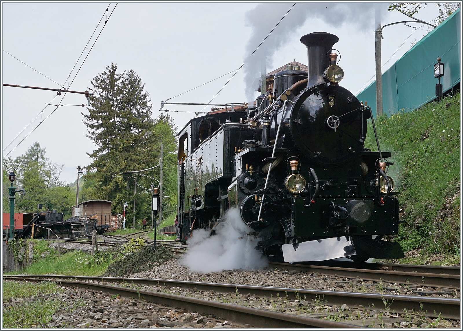 Die BFD HG 3/4 N° 3 beim  BW Chaulin auf dem Weg in den Museumsbahnhof. 

6. Mai 2023 