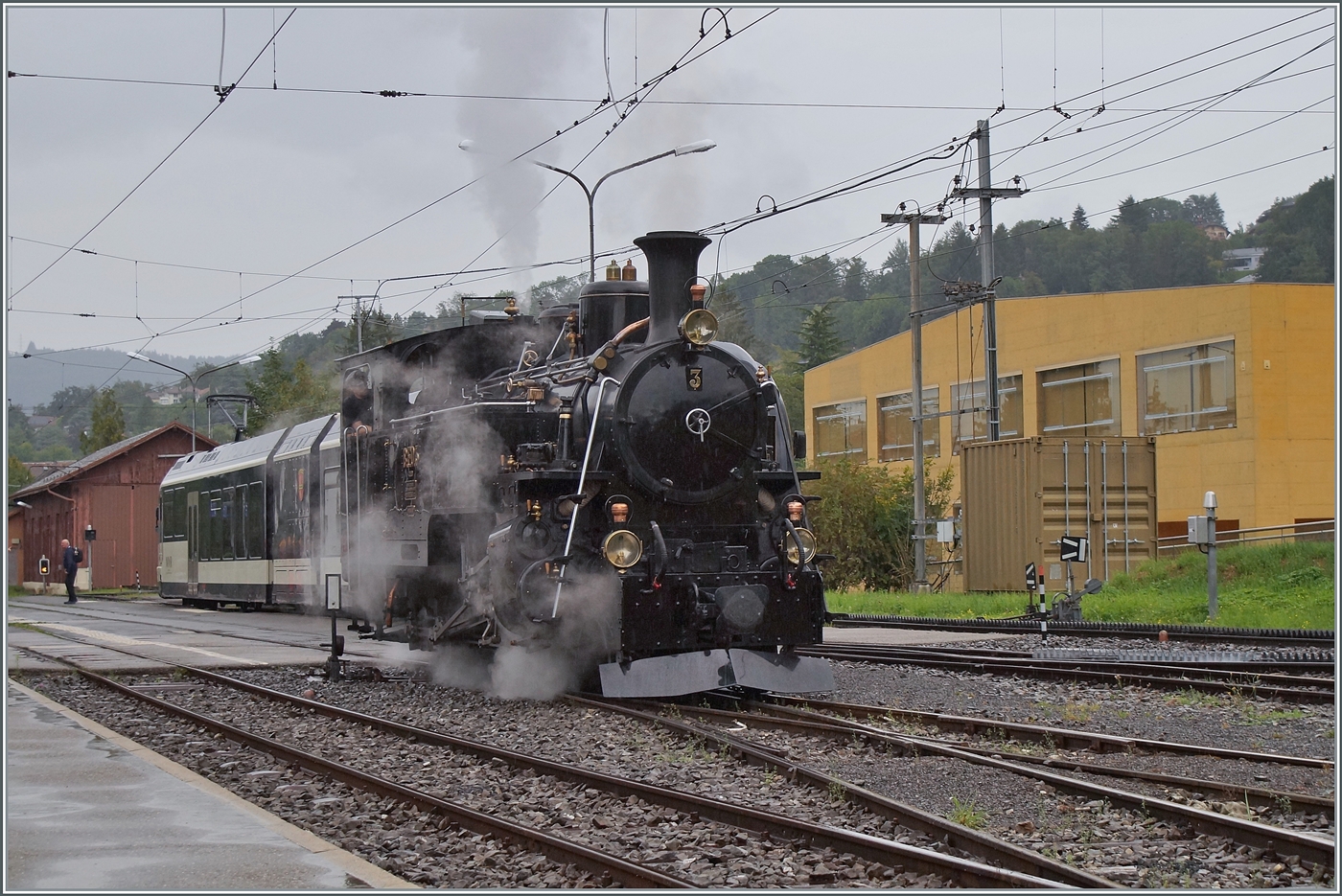 Die BFD HG 3/4 N° 3 der Blonay Chamby Bahn rangiert dampfend in Blonay.

29. Juli 2023