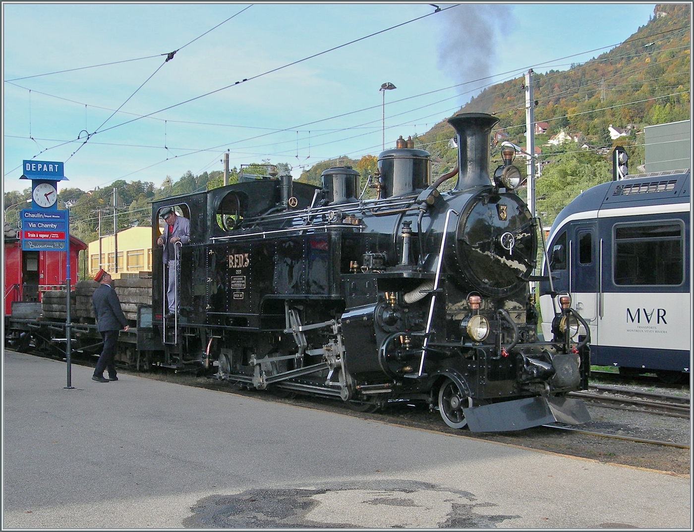 Die BFD HG 3/4 N° 3 der Blonay-Chamby Bahn wartet mit dem letzten Dampfzug des Tages in Blonay auf die Abfahrt nach Chaulin. Heute führt dieser Zug zusätzlich eine vierachsigen Flachwagen mit. 

13. Okt. 2024