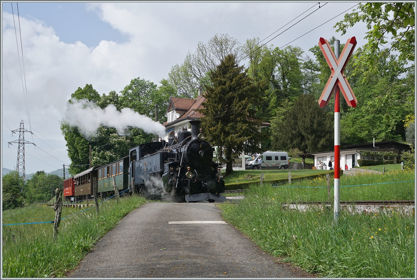 Die BFD HG 3/4 N° 3 der Blonay Chamby Bahn ist bei Chaulin auf dem Weg nach Chamby, hat aber auf den feuchte Schienen hier in der Steigung bei Km 8.2 doch etwas Mühe; doch dank des sensiblen Fingerspitzengefühl des Lokführers bleibt der Zug nicht liegen. 

3. Mai 2025