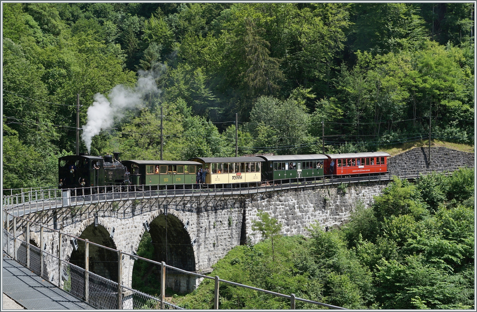 Die Blonay-Chamby Bahn HG 3/4 N°3 ist mit einem langen und bunten Zug auf dem Baye de Clarens Viadukt auf dem Weg nach Blonay. 

5. Juni 2022