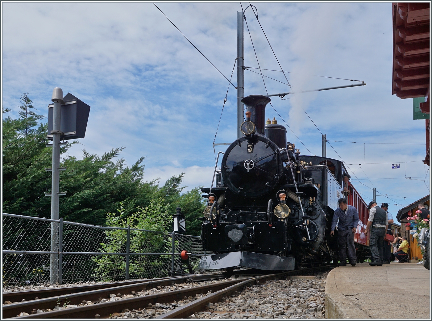 Die Blonay-Chamby BFD HG 3/4 N° 3 ist mit ihrem Zug in Chamby angekommen. 

6. Juni 2022