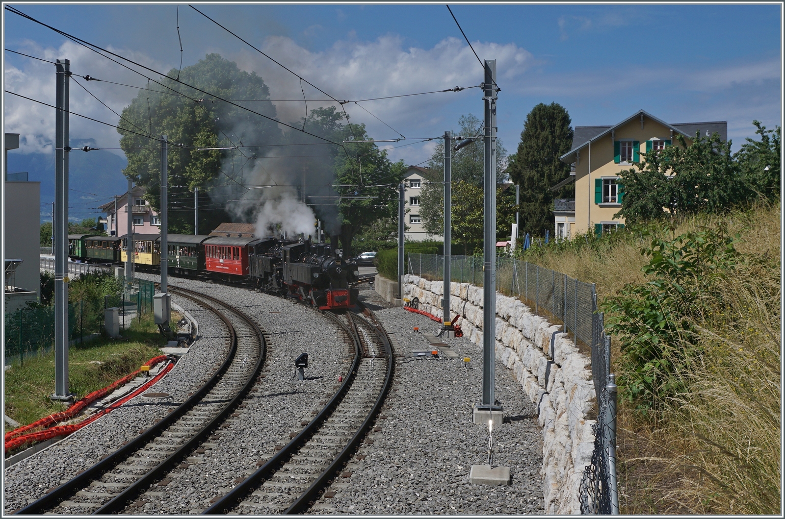 Die Blonay-Chamby G 2x 2/2 N°105 und BFD HG 3/4 N°3 verlassen mit dem Riviera Belle Epoque St-Légier in Richtung Chaulin.

6. Juni 2022