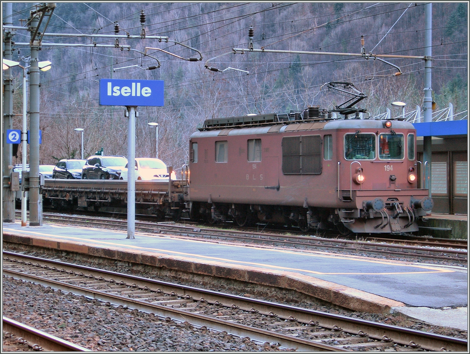 Die BLS Re 4/4 194 wartet mit ihrem AT3 (Autotunnelzug) nach Brig in Iselle auf die Abfahrt

3. Jan. 2024