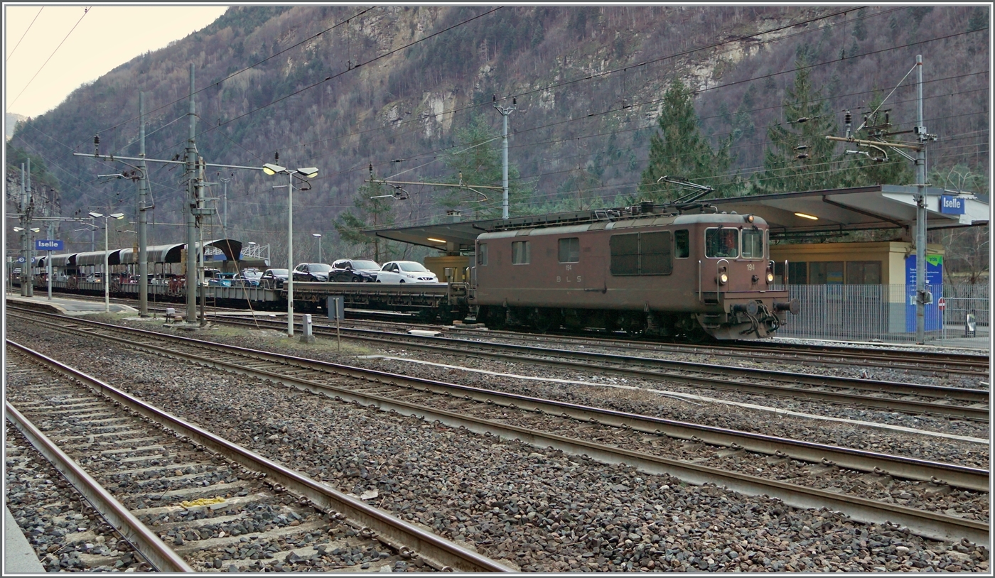 Die BLS Re 4/4 194 verlässt mit ihrem Tunnelautozug AT3 Iselle in Richtung Brig. 

3. Jan. 2024