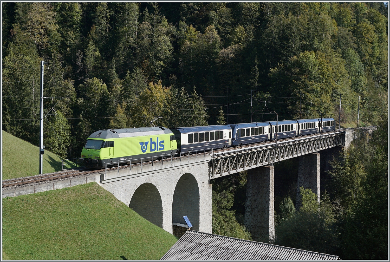 Die BLS Re 465 002 (UIC 91 85 4465 002-4) fährt mit ihrem GoldenPass Express GPX 4068 von Montreux nach Interlaken Ost bei Weissenburg über die Bunschenbach Brücke.

7. Okt. 2023