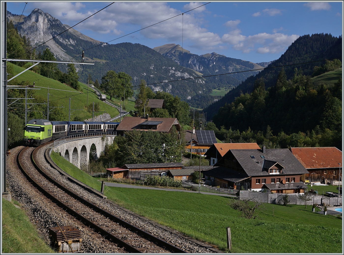 Die BLS Re 465 002 ist bei Garstatt mit den GoldenPass Express 4068 von Interlaken nach Montreux unterwegs und wird in gut einer Viertelstunde von der Schmalspur Ge 4/4 (Serie 8000) der MOB in Zweisimmen abgelöst.

29. Sept. 2024