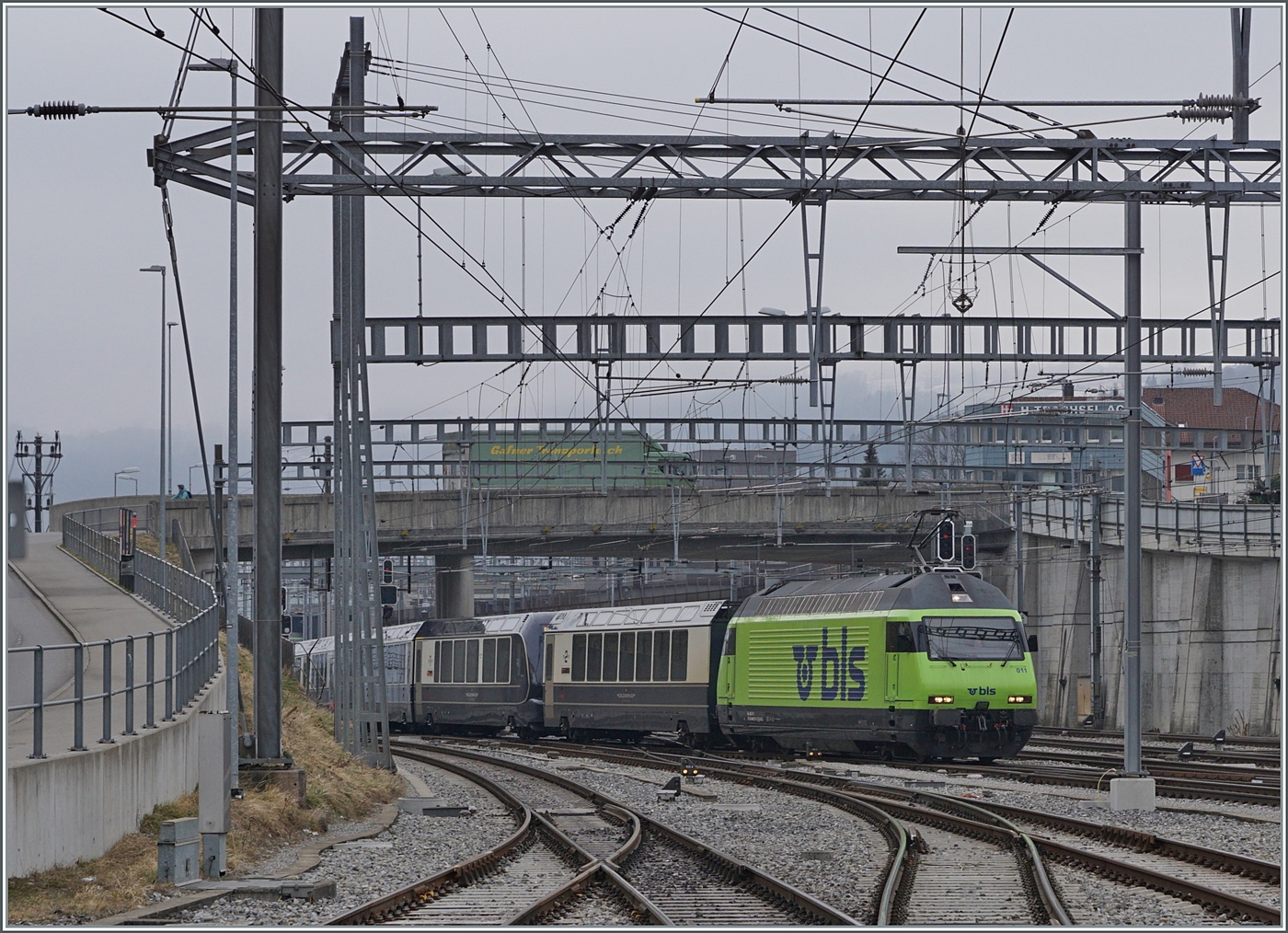 Die BLS Re 465 011 erreicht mit dem GoldenPass Express GPX 4065 von Interlaken Ost nach Montreux den Bahnhof von Spiez. 

18. Feb. 2025