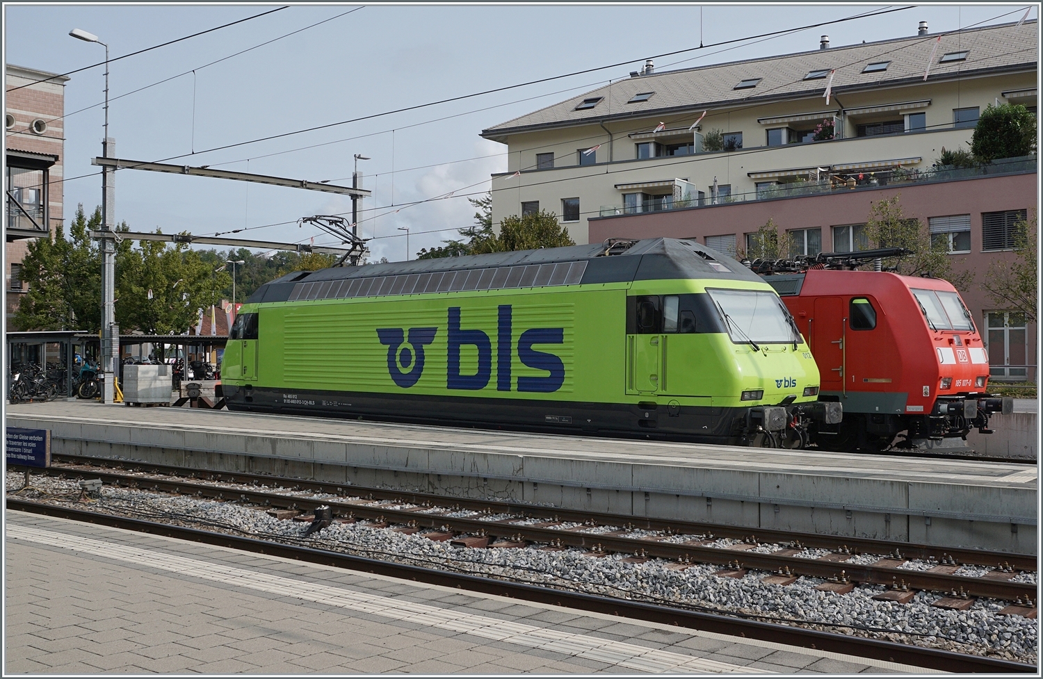 Die BLS Re 465 012  und die DB 185 107-0 warten in Spiez auf ihre n�chsten Eins�tze. 

30. Aug. 2023