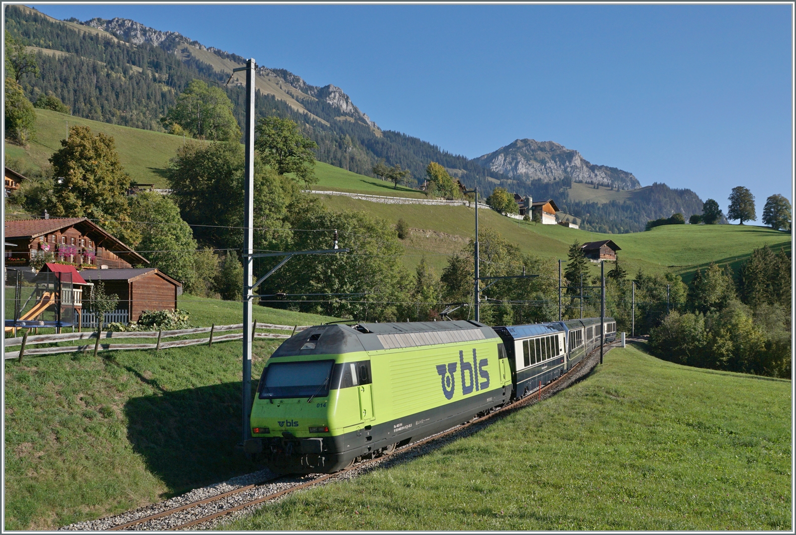 Die BLS Re 465 014 (UIC 91 85 4465 014-9) ist kurz nach der Haltestelle Enge im Simmental, welche der Zug ohne Halt passiert hat, mit dem GoldenPass Express GPX 4064 von Montreux nach Interlaken Ost unterwegs.

7. Okt. 2023