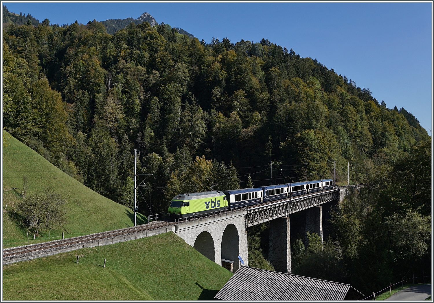 Die BLS Re 465 014 mit dem GoldenPass Express GPX von Interlaken Ost nach Montreux auf der Bunschenbachbr�cke bei Weissenburg. 

7. Okt. 2023