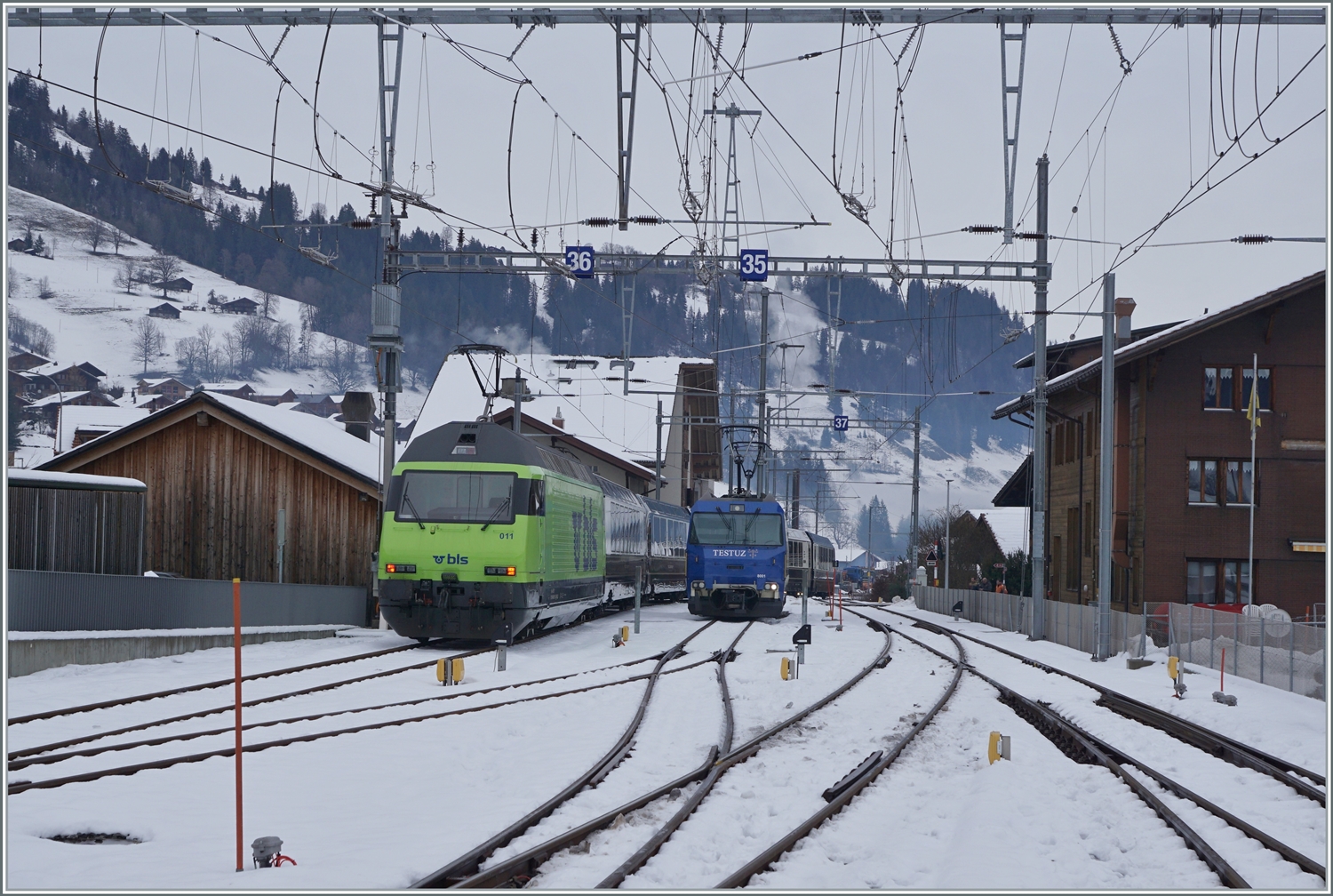 Die BLS Re 465 ist mit Spurwechselzug in Zweisimmen abgefahren und bringt ihn nun nach Interlaken Ost; im Hintergrund die MOB Ge 4/4 8001 die den Zug nach Zweisimmen brachte.

15. Dez. 2022