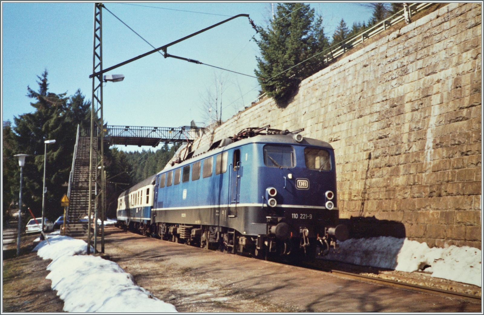 Die DB 110 221-9 erreicht mit ihrem FD 703 von Münter (Westfallen) kommend den Zielbahnhof Seebrugg.

Analogbild vom April 1988