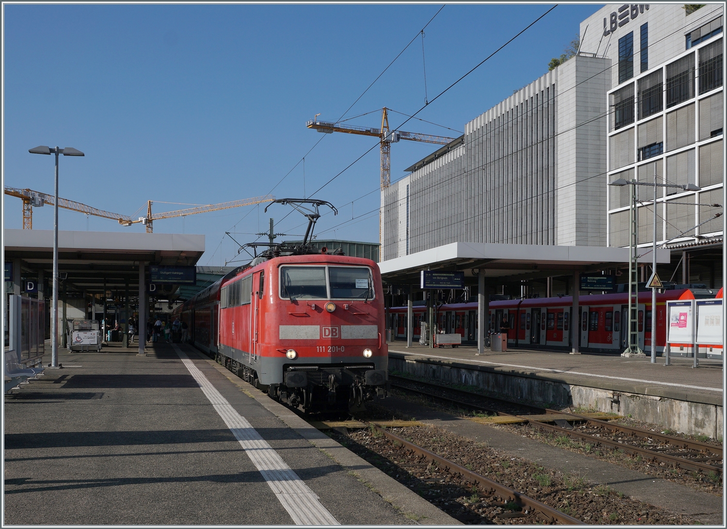 Die DB 111 201-0 ist in Stuttgart mit einem S-Bahn Ersatzzug beschäftigt (Baugedingte Streckensperrung der S-Bahn Strecke Stuttgart Vahingen - Stuttgart HbF).

29.08.2022