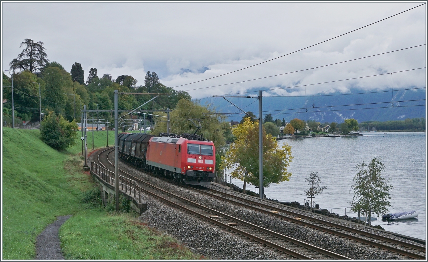 Die DB 185 091-6 ist mit dem Novellis Aluminium Zug auf der Fahrt von Sierre nach Göttingen und fährt dabei kurz nach Villeneuve dem Genfer See entlang. 

30.09.2022