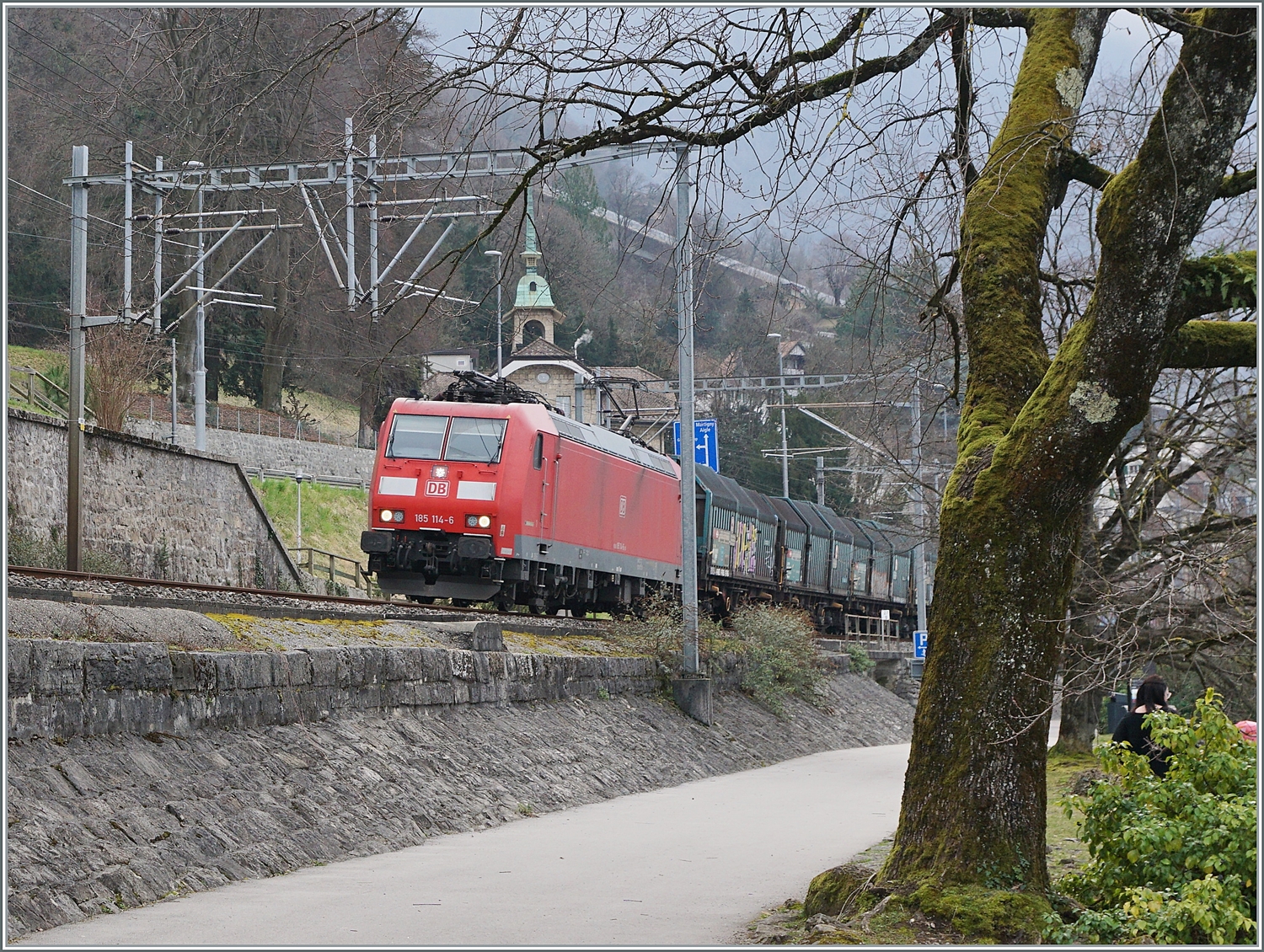 Die DB 185 114-6 ist mit dem Novellis Zug von Sierre nach Göttingen bei Villeneuve auf der Fahrt in Richtung Lausanne. 

28. Feb. 2024