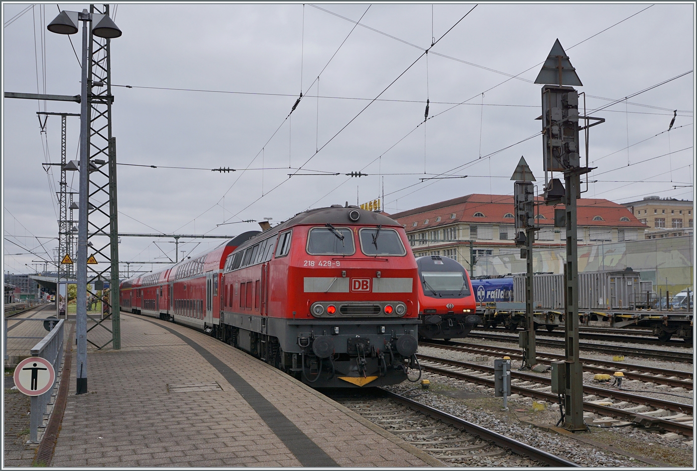 Die DB 218 429-9 bei dar Ankunft in Singen (Htw) mit ihrem RE 3 3057 von Basel Bad Bf nach Friedrichshafen-Hafen. In der Regel werden auf dieser Relation DB 245 eingesetzt, so dass die schöne DB 218 eine erfreuliche Abwechslung bietet, besonderes, da die formschöne Lok, die früher überall anzutreffen war, heute doch schon recht selten zu erleben ist.

15. März 2025