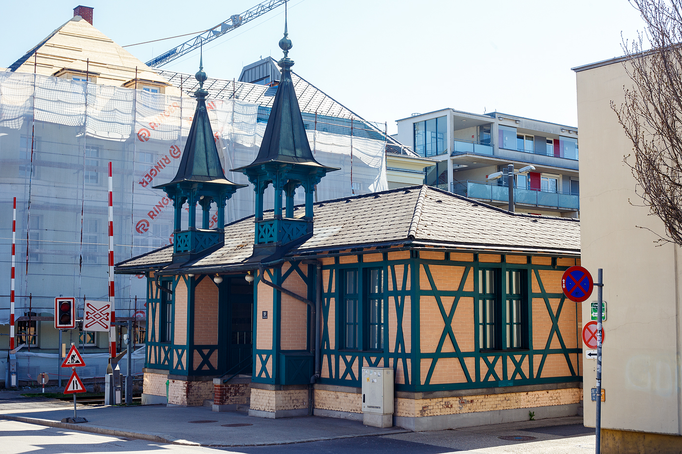 Die ehemalige Talstation der Pöstlingbergbahn (bis 2008 Urfahr Bergbahnhof Talstation) am 04 April 2025 in der oberösterreichischen Landeshauptstadt Linz

Bei der Eröffnung im Jahr 1898 lag die Talstation direkt bei der Endstation der Straßenbahn, was eine Kreuzung mit der Mühlkreisbahn erforderte. Wegen Problemen mit dieser Kreuzung wurde die Talstation 1899 auf die nördliche Seite der Mühlkreisbahn verlegt. Dabei entstand auch das heute noch bestehende Gebäude mit Fachwerk-Ziegelmauer und Türmchen.

Im Zuge des Umbaus wurde die alte Talstation ab 2008 funktionslos und beherbergt nun ein kleines Museum über die alte Pöstlingbergbahn. Die neue Pöstlingbergbahn mit einer Spurweite von 900 mm (bis 2008 Meterspur) kreuzt nun wieder die Mühlkreisbahn und führt südlich von Talstation und Mühlkreisbahn zur Kaarstraße, wo sie an der Haltestelle Landgutstraße (Endhaltestelle der Straßenbahnlinien 3 und 4) mit dem Straßenbahnnetz verknüpft ist. Auf dem Straßenbahnnetz fährt sie über die Donau nun bis zum Hauptplatz, wo sich die neue Abfahrtsstelle befindet.

Die Pöstlingbergbahn gilt als eine der steilsten Adhäsionsbahn der Welt. Ihre Maximalsteigung beträgt 116 ‰, am sogenannten Hohen Damm. Eine noch größere Steigung weist nur die Linie 28E der Straßenbahn Lissabon auf, die auf einem kurzen Abschnitt sogar 135 ‰ erreicht. 