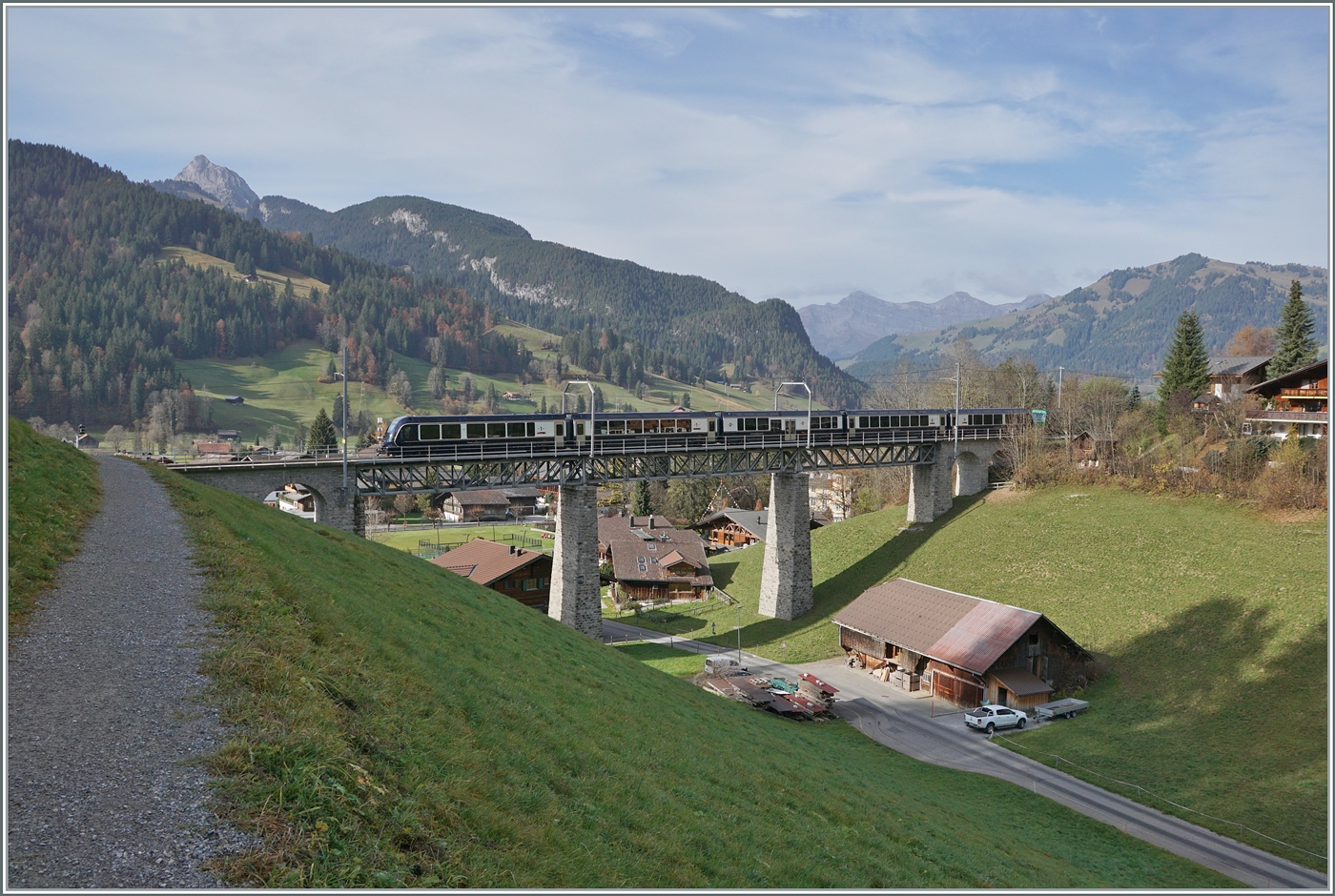 Die eigentlich sehr schöne Grubenbachbrücke in Gstaad sieht man vergleichsweise nicht sehr oft auf Bahnbilder und diese Bild zeigt auch gleich warum: Sie liegt ungünstig im Licht; trotz dem fotografierte ich den MOB GoldenPass Express GPX 4065 von Interlaken Ost nach Montbovon auf der Grubenbachbrücke.

6. Nov. 2024