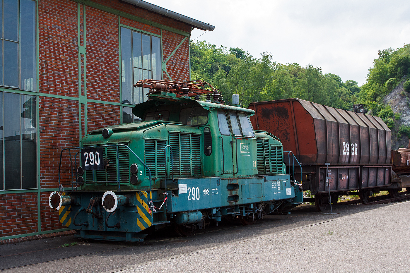 Die ex RAG 290, ex RAG E 490, ex Rheinstahl Bergbau AG E 10,
am 05 Juni 2011 im LWL-Industriemuseum Henrichshütte in Hattingen.

Die Henschel  EA 500 wurde 1966 von Henschel in Kassel unter Fabriknummer 31132 gebaut, der elektrische Teil wurde von AEG unter Fabriknummer 8515 zugeliefert. 

Die Henschel EA 500 ist eine in zwei Exemplaren gebaute Elektrolokomotive. Sie ist für Fahrleitungs- und Batteriebetrieb ausgerüstet. Die beiden 1966 gebauten Lokomotiven wurden von der Rheinstahl-Bergbau AG für das neu elektrifizierte Netz der Prosper-Zechen in Bottrop beschafft und als E 9 und E 10 eingereiht. Sie haben eine Stunden-Leistung von 360 Kilowatt. Die Typbezeichnung ist von der entsprechenden PS-Leistungsklasse übernommen.

Die EA 500 ist in einer Art Baukastenprogramm entstanden. Die weiteren Loks dieses Programms sind die dreiachsige EA 800 mit 540 Kilowatt und die vierachsige Drehgestell-Lokomotive EA 1000 mit 540 Kilowatt Leistung.

Mit Gründung der Ruhrkohle AG gingen die Loks 1970 an die RAG – Ruhrkohle AG, Zechenbahn- und Hafenbetriebe Ruhr-Mitte (seit 2004 RBH - RAG Bahn und Hafen GmbH). Sie wurden in E 489 und E 490 umgezeichnet. Die E 489 verunfallte 1972 und wurde 1977 verschrottet. Die verbliebene Lok wurde 1983 in 290 umgezeichnet und 1997 abgestellt,  ging1999 an das Westfälische Industriemuseum und befindet sich auf dem Gelände der Henrichshütte in Hattingen.
 
TECHNISCHE DATEN:
Spurweite: 	1.435 mm (Normalspur)
Achsformel: B
Dienstgewicht:  40 t
Stromsystem: 15 kV 16 2/3 Hz AC
Installierte Leistung:  360 kW (ca. 500 PS)
