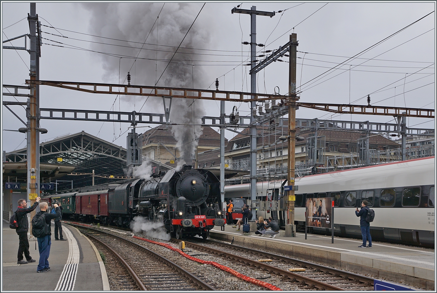 Die (ex) SNCF R141 R 568 der L'Association 141 R 568 mit dem Train Chasse verlässt Lausanne; hier eine Bildvariante die grundsätzlich meiner Idee von Bild entspricht, doch durch die vielen Mitfotografen nicht nicht ganz so gelungen ist.

26. OKt. 2024
