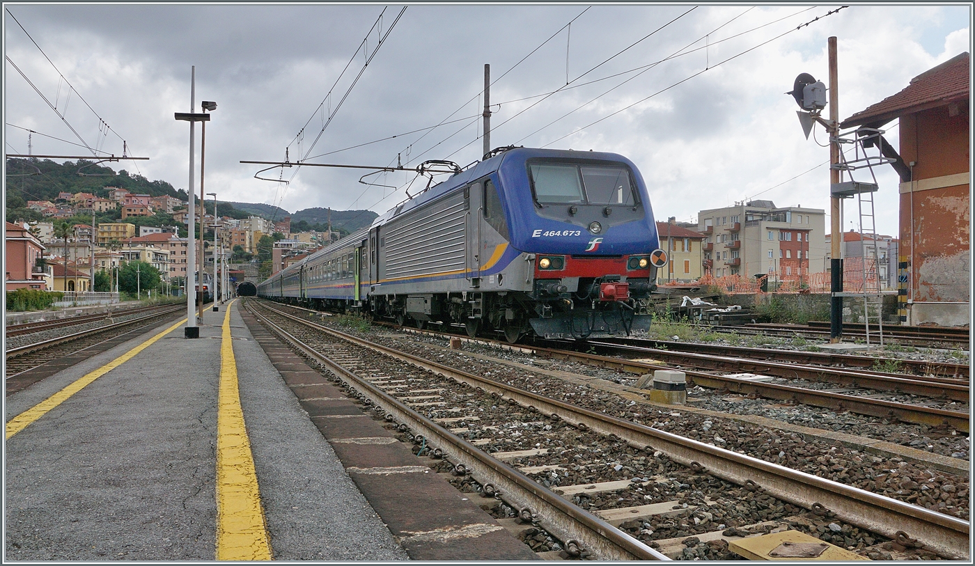 Die FS Trenialia E 464 673 ist mit ihrem RE 3155 von Torino Porta Nuova nach Ventimiglia (via Savona) unterwegs und verlässt nach dem Abwarten des Gegenzugs nun Finale Ligure Marina.   

17. Juni 2024 

