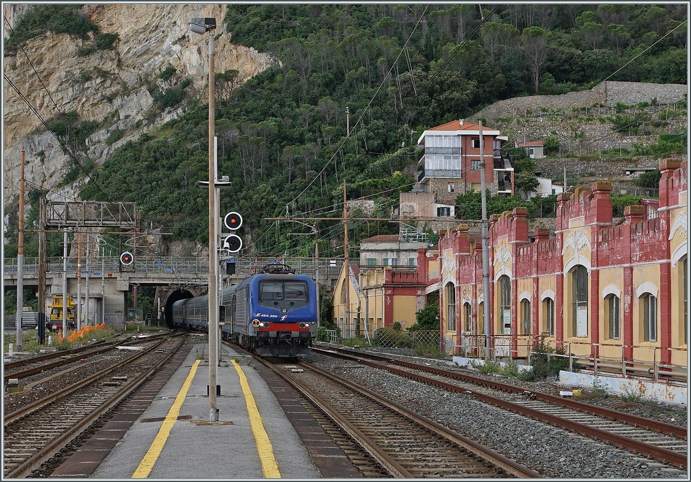 Die FS Trenitalia E 464.399 erreicht mit einem Regionalzug den Bahnhof von Finale Liguere. 

17. Juni 2024 