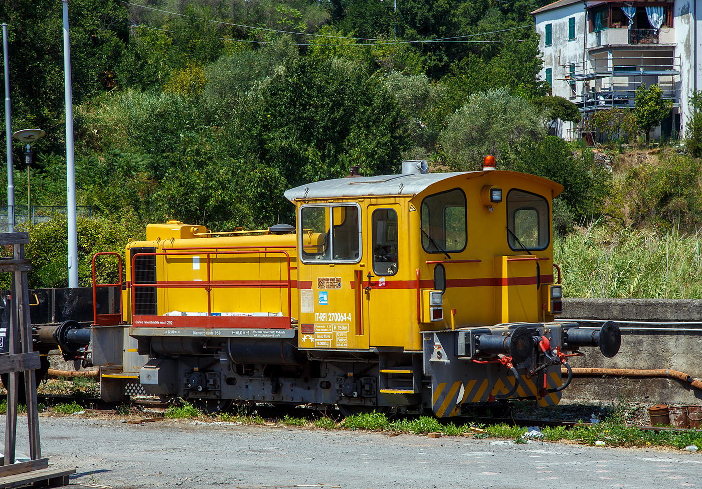 Die IT-RFI 270064-4 der italienischen Gleisbaufirma NOTARI S.R.L. abgestellt am 22.07.2022 beim Bahnhof Levanto (italienischen Riviera). Bei der Lok handelt es sich wohl eine unbekannte ehemalige deutsche Köf III (ex DB BR 333 / 335) die von Railoc S.r.l. (Udine) und IPE Locomotori 2000 S.r.l. modernisiert und umgebaut wurde. So ist der hochliegende Laufsteg und Geländer nachträglich angebaut.