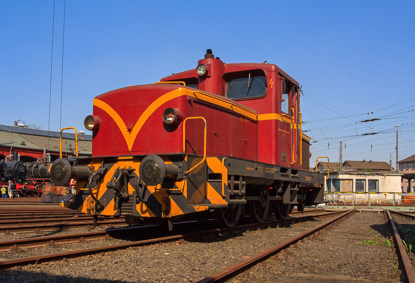 Die Jung R 42 C der Eisenbahnfreunde Betzdorf, ex SK 11 (Siegener Kreisbahn). ex Lok 11 der Kleinbahn Weidenau-Deuz, am 23.04.2011 im Südwestfälischen Eisenbahnmuseum in Siegen.

Die Lok vom Typ R 42 C wurde 1960 von der Firma Jung unter der Fabriknummer 13119 gebaut und an die Kleinbahn Weidenau-Deuz ausgeliefert. Die Kleinbahn Weidenau-Deuz erhielt ebenso wie die Siegener Kreisbahn vier Lokomotiven und die Freien Grunder Eisenbahn eine, so dass nach der Fusion als Siegener Kreisbahn 1970 dort neun Lokomotiven verkehrten.

Die Lok ist eine dieselhydraulische Lokomotive von der 32 Exemplaren von Arnold Jung Lokomotivfabrik in Jungenthal bei Kirchen/Sieg gebaut wurden. Sie war vor allem für den Rangiereinsatz im Werksdienst vorgesehen, ab 1955 wurde die R 42 C angeboten

Die Achsfolge ist C, als Antrieb dient ein aufgeladener MAN-Motor W8V 17,5/22A mit einer Leistung von 440 PS bei 1100 U/min, dieser überträgt seine Leistung auf ein hydraulisches Voith-Turbo-Getriebe L 37 Ab, dieses wiederum auf eine hinten liegende Blindwelle, die die drei Achsen über Kuppelstangen antreibt.

Die Lok gehört zur sogenannten 3. Generation der Jung-Loks, die Leistungssteigerung gegenüber der R 40 C machte den Einbau eines größeren Lüfters notwendig. Dieser ist am Lüftergitter auf dem Aufbau der dem Motor abgewandten Vorbau zu erkennen. Die Maschinen verfügen bei vergrößertem Raddurchmesser über einen verkürzten Radstand gegenüber der R 40 C.

TECHNISCHE DATEN:
Spurweite: 1.435 mm
Achsfolge: C
Länge über Puffer: 9.285 mm
Achsstand: 2 x 1.700 mm = 3.400 mm
Breite: 3.120 mm
Höhe: 3.975 mm
Eigengewicht: 43.500 kg
Dienstgewicht: 45.000 kg
Motor: wassergekühlter 8-Zylinder 4-Takt MAN-Reihendieselmotor W 8 V 17,5/22 A mit Aufladung
Hubraum: 42,32 Liter 
Leistung: 324 kW (440 PS)
Höchstgeschwindigkeit: 60 km/h
Schaltgetriebe: Voith L37Ab
Wendegetriebe: Jung 420G
Bremse: Klotzbremse, an allen 6 Rädern
Betriebsbremse: K-GPmZ (einlösige Knorr-Bremse mit Zusatzbremse), pneumatisch, auf alle 6 Räder wirkend
Bremsgewicht: 40 t (P); 29 t (G)
Feststellbremse: Handrad, mechanisch, auf alle 6 Räder wirkend
Tankinhalt: 820 l
Sonstiges: Läutewerk, Sicherheitsfahrschaltung

Im deutschen Fahrzeugeinstellungsregister ist für die Jung R 42 C die Nummer 3942 vorgesehen, diese hier hatte die NVR-Nummer 98 80 3942 018-3 D-EFBS
