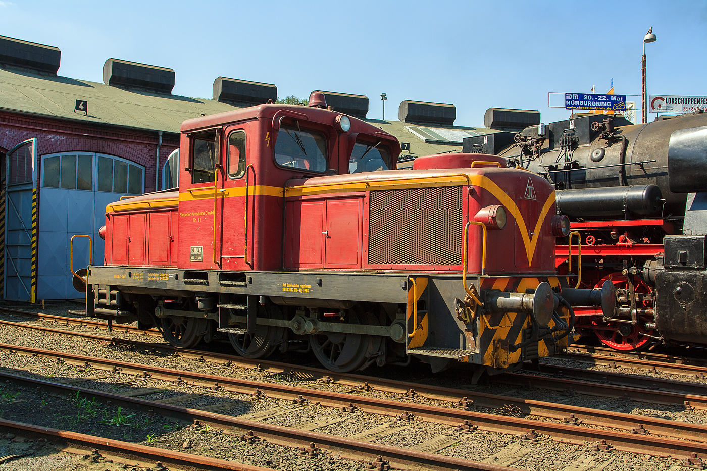 Die Jung R 42 C der Eisenbahnfreunde Betzdorf, ex SK 11 (Siegener Kreisbahn). ex Lok 11 der Kleinbahn Weidenau-Deuz, am 23.04.2011 im Südwestfälischen Eisenbahnmuseum in Siegen.

Die Lok vom Typ R 42 C wurde 1960 von der Firma Jung unter der Fabriknummer 13119 gebaut und an die Kleinbahn Weidenau-Deuz ausgeliefert. Die Kleinbahn Weidenau-Deuz erhielt ebenso wie die Siegener Kreisbahn vier Lokomotiven und die Freien Grunder Eisenbahn eine, so dass nach der Fusion als Siegener Kreisbahn 1970 dort neun Lokomotiven verkehrten.

Die Lok ist eine dieselhydraulische Lokomotive von der 32 Exemplaren von Arnold Jung Lokomotivfabrik in Jungenthal bei Kirchen/Sieg gebaut wurden. Sie war vor allem für den Rangiereinsatz im Werksdienst vorgesehen, ab 1955 wurde die R 42 C angeboten

Die Achsfolge ist C, als Antrieb dient ein aufgeladener MAN-Motor W8V 17,5/22A mit einer Leistung von 440 PS bei 1100 U/min, dieser überträgt seine Leistung auf ein hydraulisches Voith-Turbo-Getriebe L 37 Ab, dieses wiederum auf eine hinten liegende Blindwelle, die die drei Achsen über Kuppelstangen antreibt.

Die Lok gehört zur sogenannten 3. Generation der Jung-Loks, die Leistungssteigerung gegenüber der R 40 C machte den Einbau eines größeren Lüfters notwendig. Dieser ist am Lüftergitter auf dem Aufbau der dem Motor abgewandten Vorbau zu erkennen. Die Maschinen verfügen bei vergrößertem Raddurchmesser über einen verkürzten Radstand gegenüber der R 40 C.

TECHNISCHE DATEN:
Spurweite: 1.435 mm
Achsfolge: C
Länge über Puffer: 9.285 mm
Achsstand: 2 x 1.700 mm = 3.400 mm
Breite: 3.120 mm
Höhe: 3.975 mm
Eigengewicht: 43.500 kg
Dienstgewicht: 45.000 kg
Motor: wassergekühlter 8-Zylinder 4-Takt MAN-Reihendieselmotor W 8 V 17,5/22 A mit Aufladung
Hubraum: 42,32 Liter 
Leistung: 324 kW (440 PS)
Höchstgeschwindigkeit: 60 km/h
Schaltgetriebe: Voith L37Ab
Wendegetriebe: Jung 420G
Bremse: Klotzbremse, an allen 6 Rädern
Betriebsbremse: K-GPmZ (einlösige Knorr-Bremse mit Zusatzbremse), pneumatisch, auf alle 6 Räder wirkend
Bremsgewicht: 40 t (P); 29 t (G)
Feststellbremse: Handrad, mechanisch, auf alle 6 Räder wirkend
Tankinhalt: 820 l
Sonstiges: Läutewerk, Sicherheitsfahrschaltung

Im deutschen Fahrzeugeinstellungsregister ist für die Jung R 42 C die Nummer 3942 vorgesehen, diese hier hatte die NVR-Nummer 98 80 3942 018-3 D-EFBS
