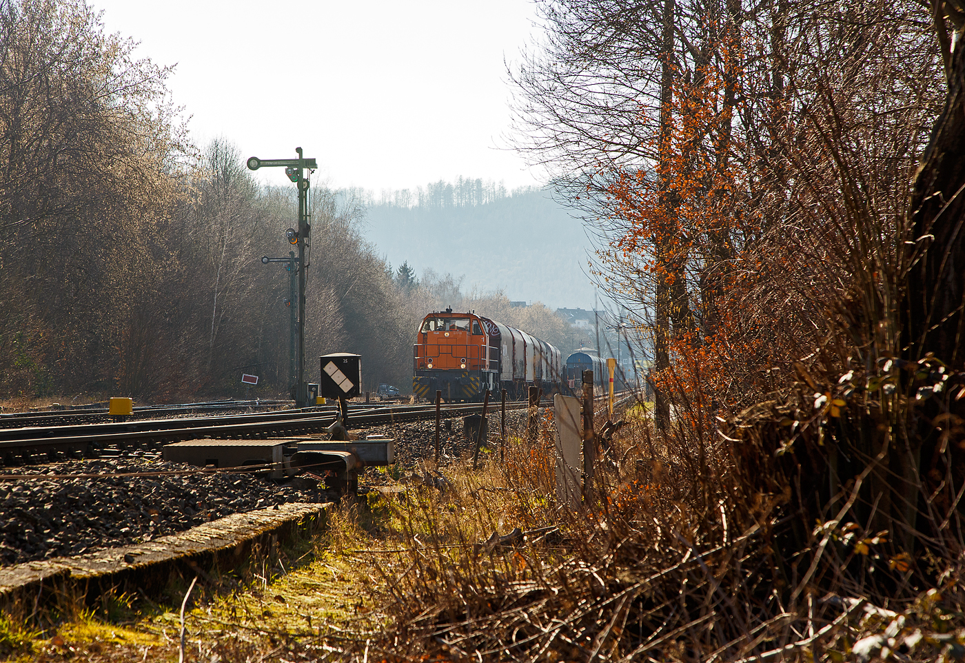 Die KSW 42 (92 80 1277 902-3 D-KSW), eine Vossloh MaK G 1700 BB, drückt am 03.03.2023, weitere leere Güterwagen vom Rangierbahnhof der KSW in Herdorf (Freien Grunder Eisenbahn KSW NE447 / DB-Nr. 9275), in den Bahnhof Herdorf. Im Bahnhof steht bereit die KSW 46 (277 807-4) mit dem ersten Teil von dem Übergabe-Güterzug. Beide Zugteile werden dort dann aneinander gekuppelt und im Sandwich (Vorne die KSW 42 und am Zugschluss die KSW 46), fahren sie dann nach Dillenburg. 

Eigentlich würde sie einfach via Betzdorf nach Kreuztal fahren, aber der Abschnitt Herdorf – Betzdorf bleibt, nach dem Felssturz am 23.12.2022 in Herdorf, bis voraussichtlich zum kleinen Fahrplanwechsel am 09. Juni 2023 gesperrt.