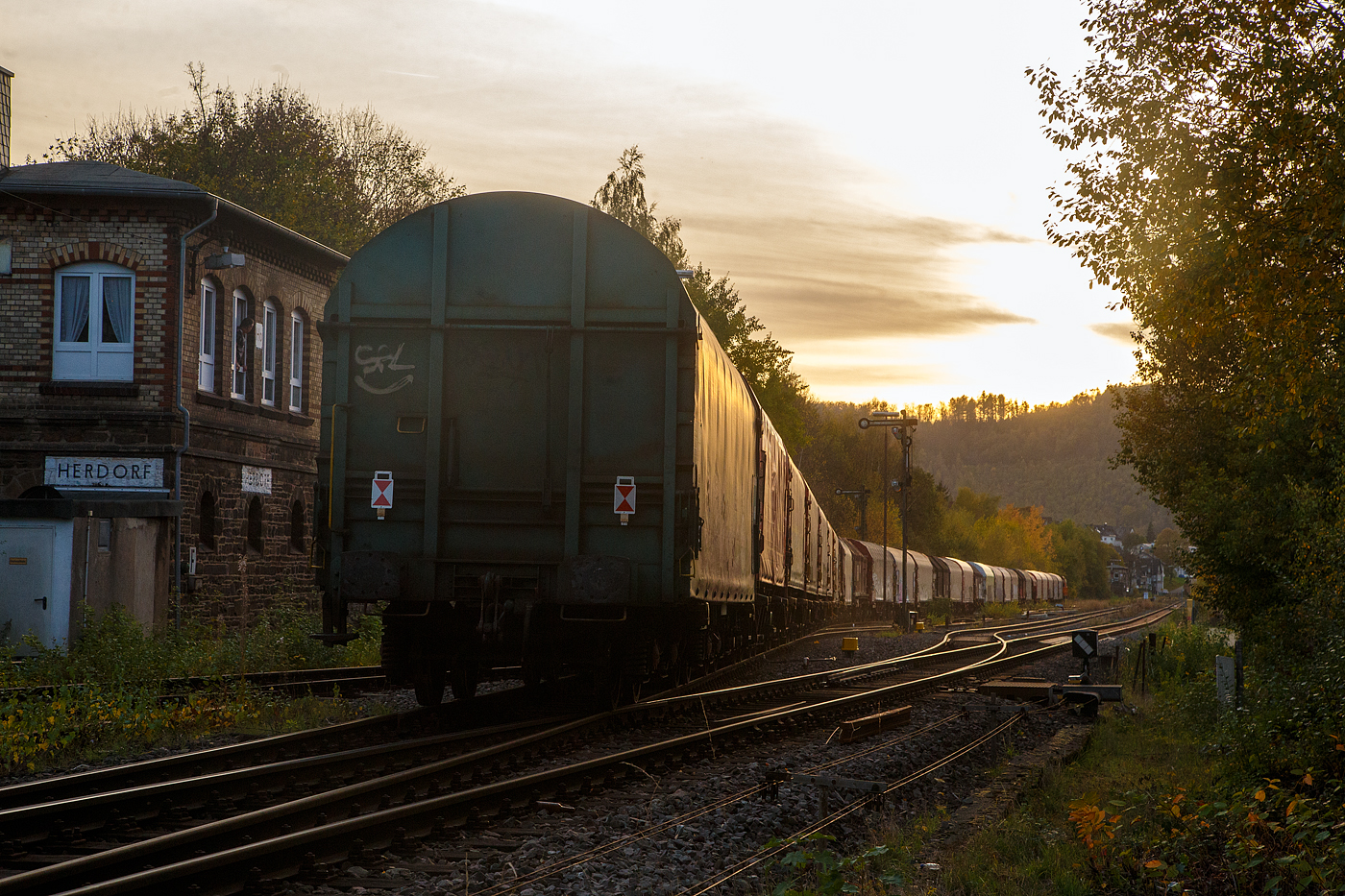 Die KSW 45 (98 80 0276 016-9 D-KSW) eine MaK G 1204 BB der Kreisbahn Siegen-Wittgenstein am 02.11.2022, mit einem langen Übergabezug, in Herdorf. Nun fährt sie los vom KSW Rangierbahnhof (Freien Grunder Eisenbahn), aber erst nur auf Gleis 4 vom Bahnhof Herdorf, da die eingleisige Strecke der Hellertalbahn (KBS 462) nach Betzdorf noch nicht frei ist.

Es war ein beträchtlich langer Zug, aber trotzdem reicht alleine die Zugkraft der MaK G 1204 BB mit einer Leistung von 1.120 kW (1.522 PS), da die Wagen alle leer sind. Die KSW bringt solche Wagenzüge (Übergabezüge) an Werktagen täglich (meist nachmittags) über Betzdorf (Sieg) zum DB Rbf Kreuztal. Dort werden dann wieder von der DB Cargo Züge für die einzelnen Bestimmungsorte zusammengestellt und abgefahren. 
