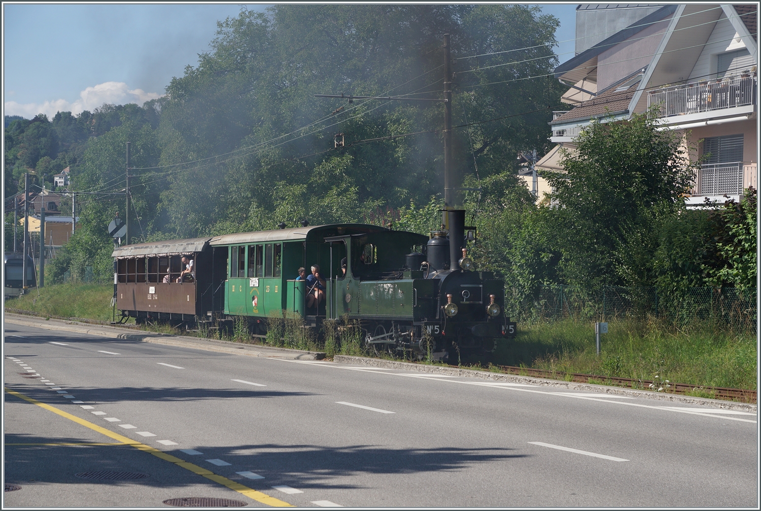 Die LEB G 3/3 N° 5 (Baujahr 1890) der Blonay-Chamby Bahn hat Blonay verlassen und ist nun auf dem Weg nach Chamby. 

22. Juli 2023