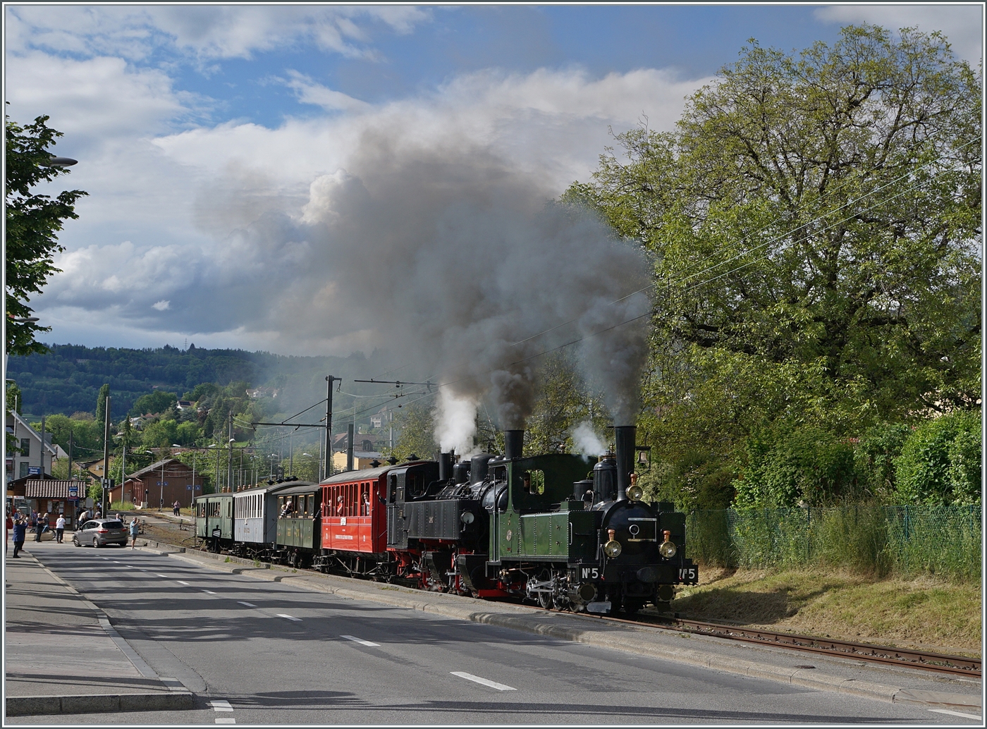 Die LEB G 3/3 N° 5 und die SEG G 2x 2/2 105 verlassen mit ihrem Dampfzug Blonay in Richtung Chaulin. 

19. Mai 2024