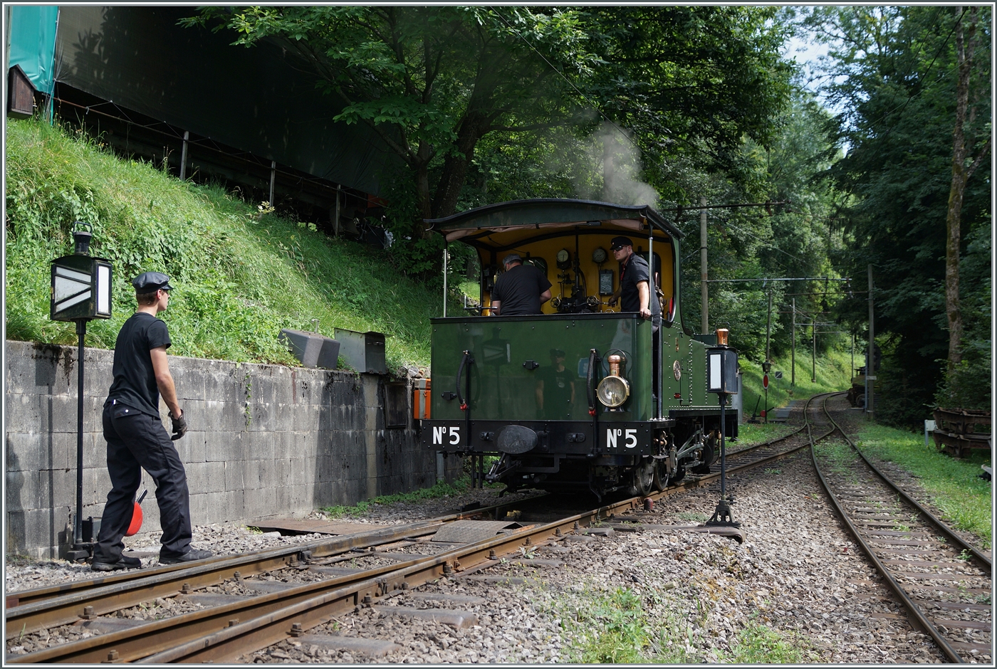 Die LEB G 3/3 N° 5 (Baujahr 1890) der Blonay Chamby Bahn dampft zur Lokwartung in Chaulin. 

4. Aug. 2024 