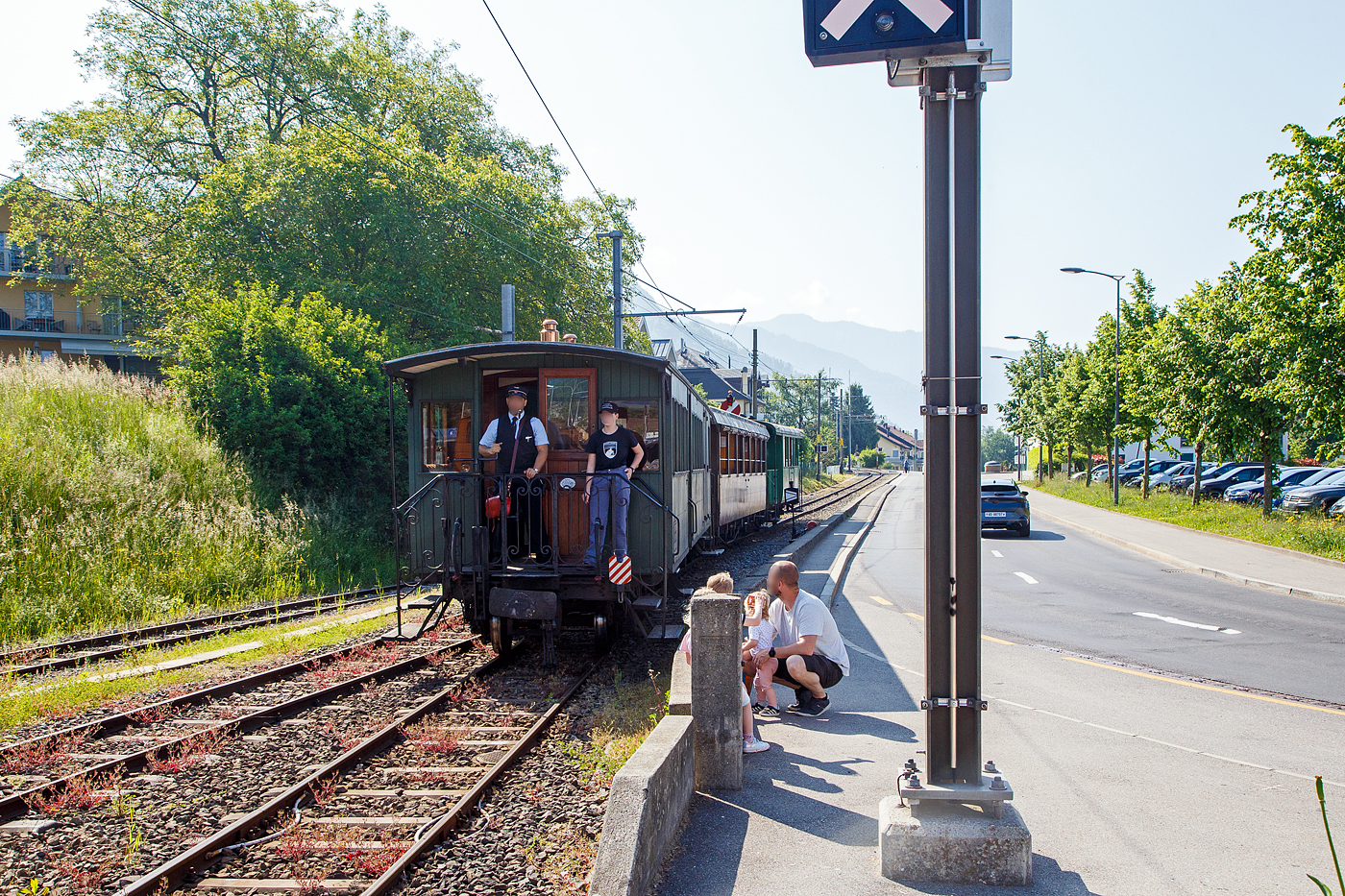 Die Lok muss nun ans andere Ende vom Zug, so wird der Wagenzug wieder etwas hochgedrckt. Nun rollt der Wagenzug, aufs vordere Gleis in den Bahnhof, von der Bremserbhne aus wird er gebremst.

Spter kann sich die Lok vor den Zug setzen um ihn dann wieder hinauf nach Chamby zu ziehen und dann zum Museum Chaulin zu drcken.
