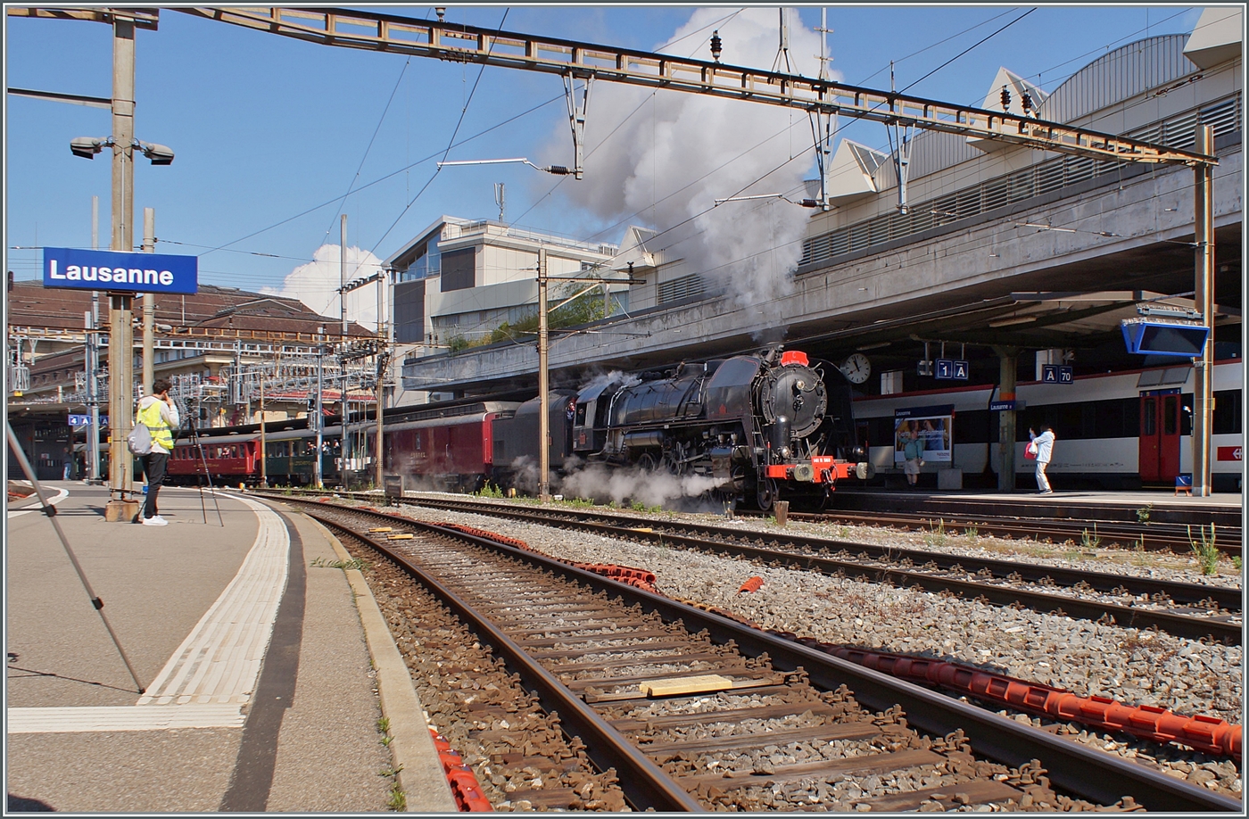 Die mächtige (ex.) SNCF Dampflok 141 R 568 der  L'Association 141R568  verlässt mit ihrem Extrazug den Bahnhof von Lausanne. Ziel der diesjährigen Frühlingsreise ist Thun.

25. Mai 2024