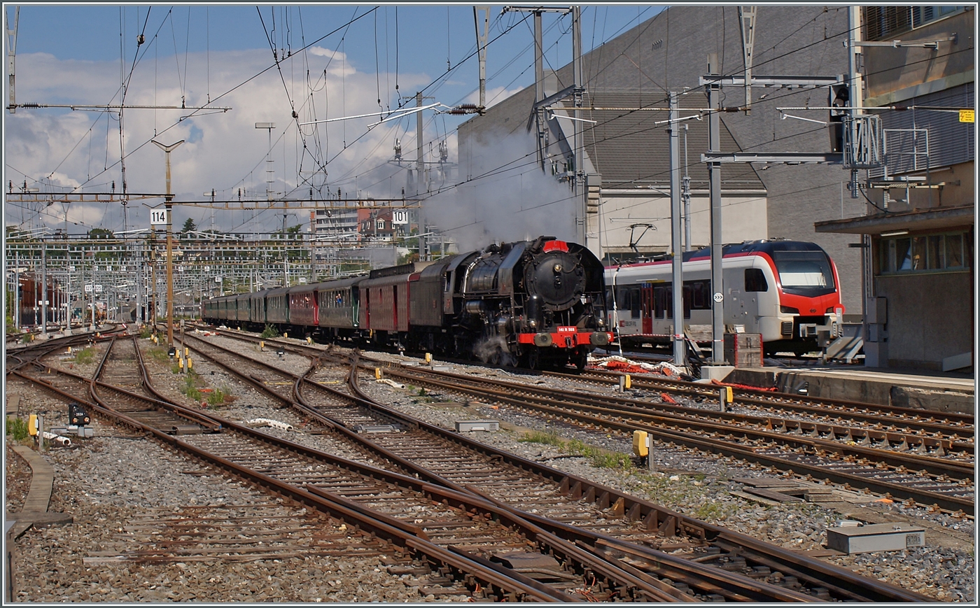 Die mächtige (ex.) SNCF Dampflok 141 R 568 der  L'Association 141R568  erreicht mit ihrem Extrazug von Vallorbe nach Thun den Bahnhof von Lausanne, wo ein kurzer Halt vorgesehen ist. 

25. Mai 2024