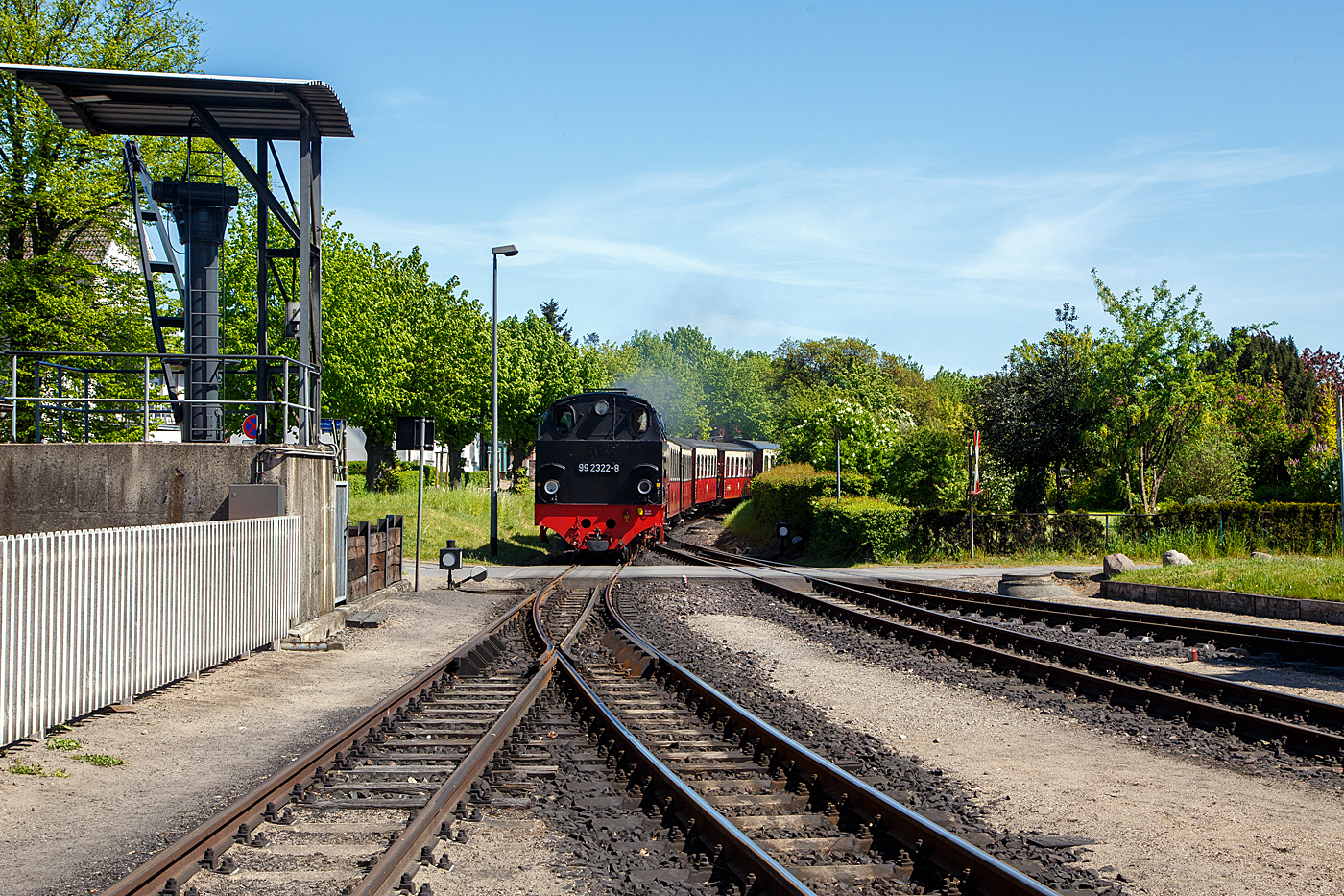 Die MBB 99 2322-8 der Mecklenburgischen Bderbahn Molli erreicht am 15 Mai 2022 Tender voraus, mit dem MBB Dampfzug, nun den Zielbahnhof Khlungsborn-West. Der Zug wird auch als RB 31 „Bderbahn Molli“ gefhrt. Links im Bild die Bekohlungsanlage. 