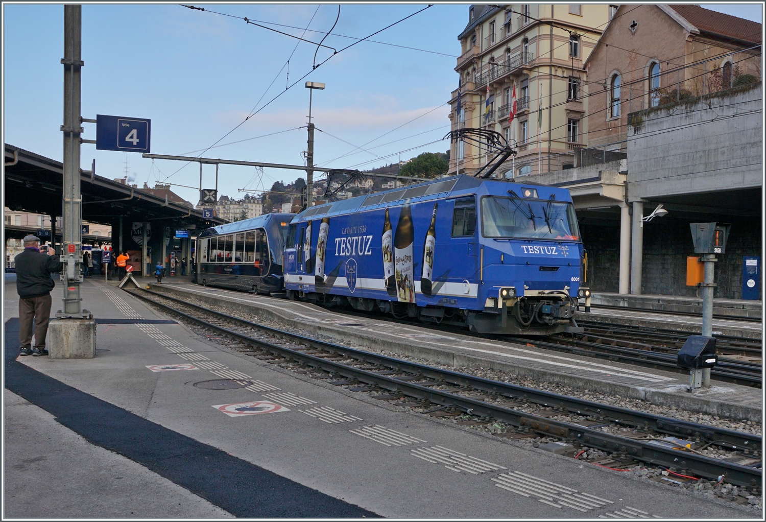 Die MOB Ge 4/4 8001 verlässt mit den Spurwechselwagen Classe Prestige und 2. Klasse (96 85 8300 184-5 CH-MOB), dem 2. Klasse Wagen 96 85 8300 284-3 CH-MOB) dem 1. Klasse Wagen 96 85 8300 194-4 CH-MOB), dem Schlusswagen mit 1. Klasse und Classe Prestige (96 85 8300 184-5 CH-MOB) als GPX GoldenPass Express 4068 Montreux mit dem Ziel Interlaken Ost. Wie aus den Wagenreihung hervorgeht, führt der Zug keinen Speisewagen. Besonders in der Classe Prestige und auch in der 1. Klasse regionale Köstlichkeiten am Platz serviert, wie z.B. Wein, Käse und Kaviar Kaviar? Nun, allem Anschein nach stammt der Kaviar aus Frutigen, und das ist ja praktisch im Einzugsgebiet des GPX... 11. Dezember 2022