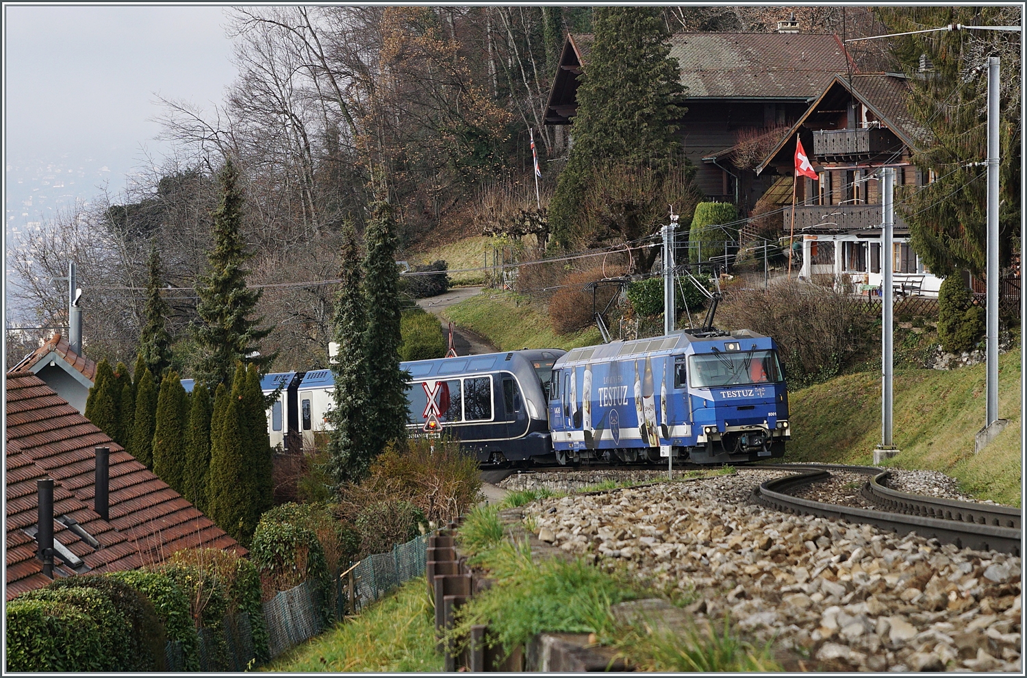Die MOB Ge 4/4 8001 ist mit ihrem Golden Pass Express GPX 4074 bei Chernex auf dem Weg von Montreux nach Interlaken Ost.

17. Dez. 2023