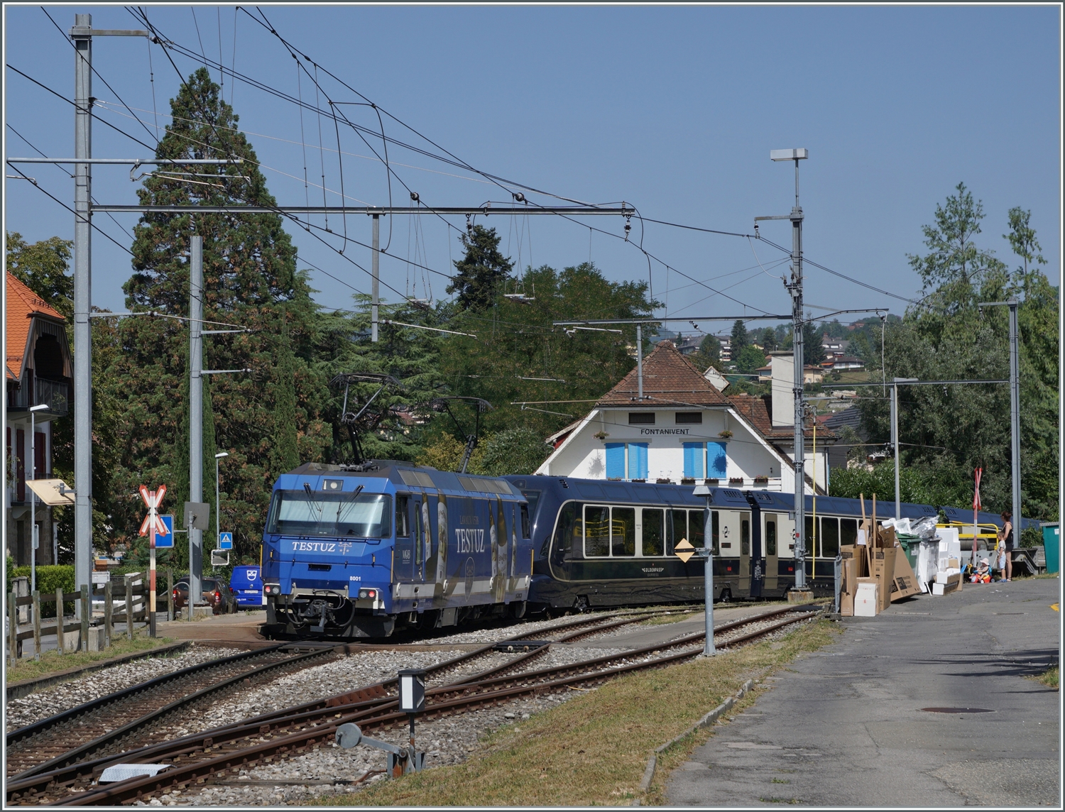 Die MOB Ge 4/4 8001 ist bei Fontivent mit ihrem GoldenPass Express GPX auf dem Weg nach Montreux. 

24. Aug. 2023