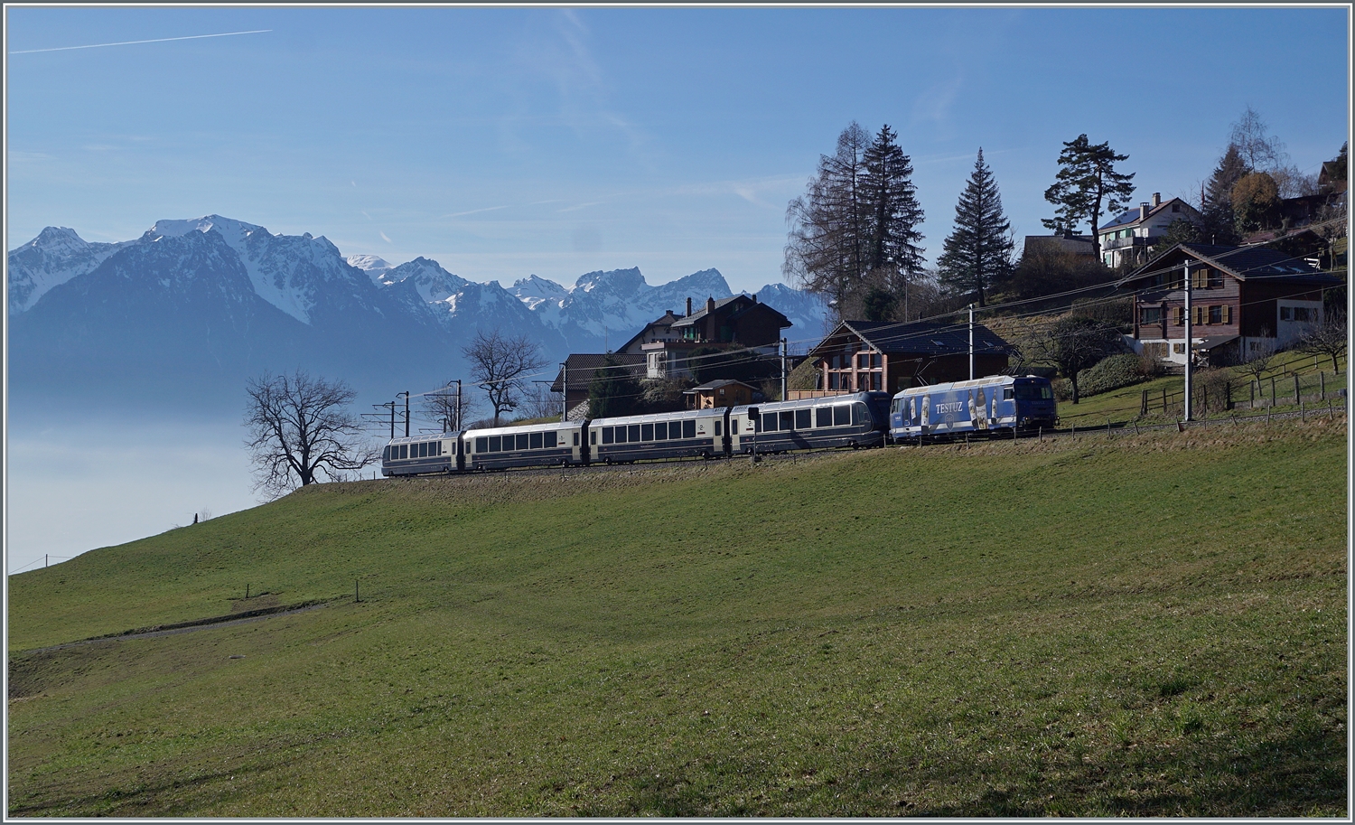 Die MOB Ge 4/4 8001 ist bei Les Avants mit ihrem GoldenPass Express GPX auf dem Weg von Montreux nach Interlaken Ost.

28. Jan. 2024