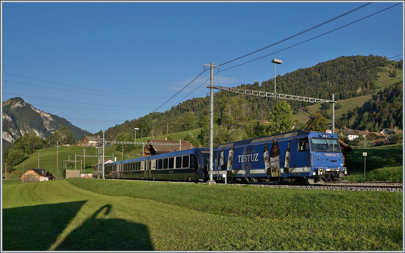Die MOB Ge 4/4 8001 fährt mit ihrem GoldenPass Express GPX in Rossinière durch. Der Zug ist auf dem Weg von Montreux nach Interlaken Ost.

29. Sept. 2023