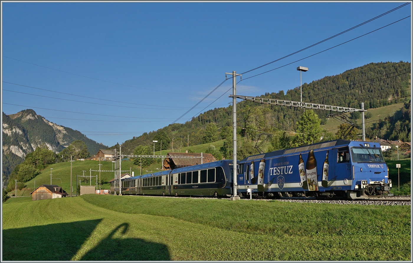Die MOB Ge 4/4 8001 fährt im frühen Morgenlicht mit dem ersten GoldenPass Express des Tages durch Rossinière in Richtung Zweisimmen. Der GPX 4064 ist von Montreux nach Interlaken Ost unterwegs.

29. Sept. 2023