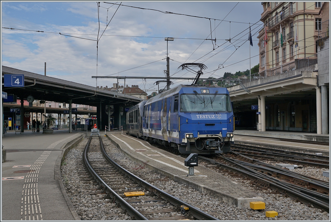 Die MOB Ge 4/4 8001 verl�sst mit dem GoldenPass Express GPX 4068 nach Interlaken Ost den  Bahnhof von Montreux. 

15. Juli 2024