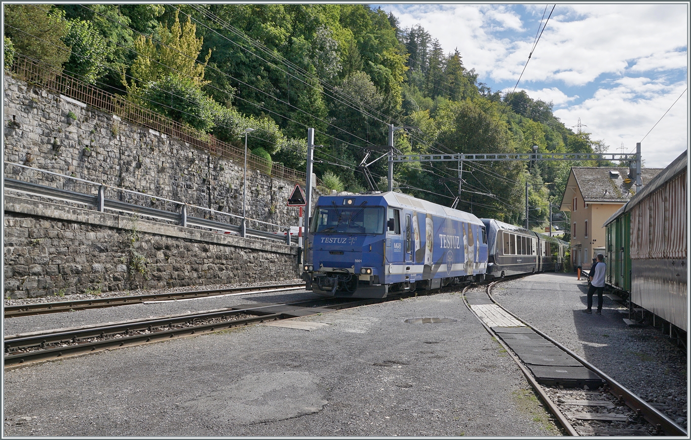 Die MOB Ge 4/4 8001 ist mit ihrem GoldenPass Express bei Chamby auf dem Weg nach Interlaken Ost. 

14. Sept. 2025
