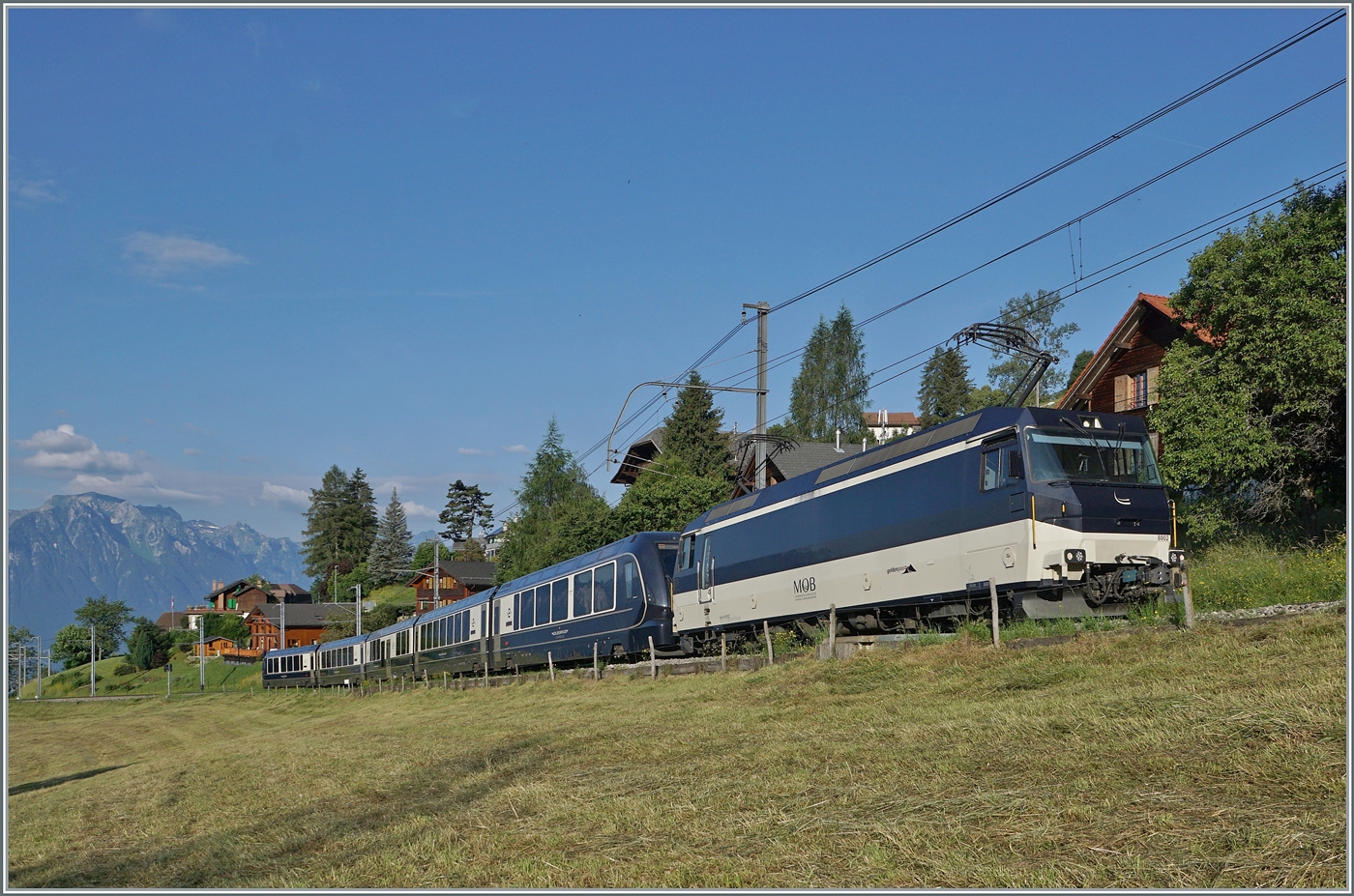 Die MOB Ge 4/4 8002 ist mit ihrem GPX bei Les Avants auf dem Weg in Richtung Interlaken Ost, wobei ab Zweisimmen eine BLS Re 465 den Umspurzug übernehmen wird. 

28. Juni 2024

