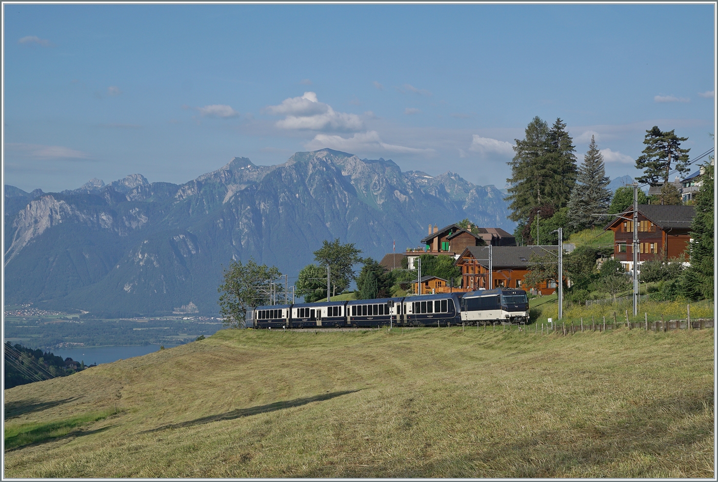 Die MOB Ge 4/4 8002 ist mit ihrem GPX bei Les Avants auf dem Weg in Richtung Interlaken Ost, wobei ab Zweisimmen eine BLS Re 465 den Umspurzug übernehmen wird.
Eine Bildvariante eines bereits gezeigten Bides mit wesentlich mehr Landschaft. 

28. Juni 2024