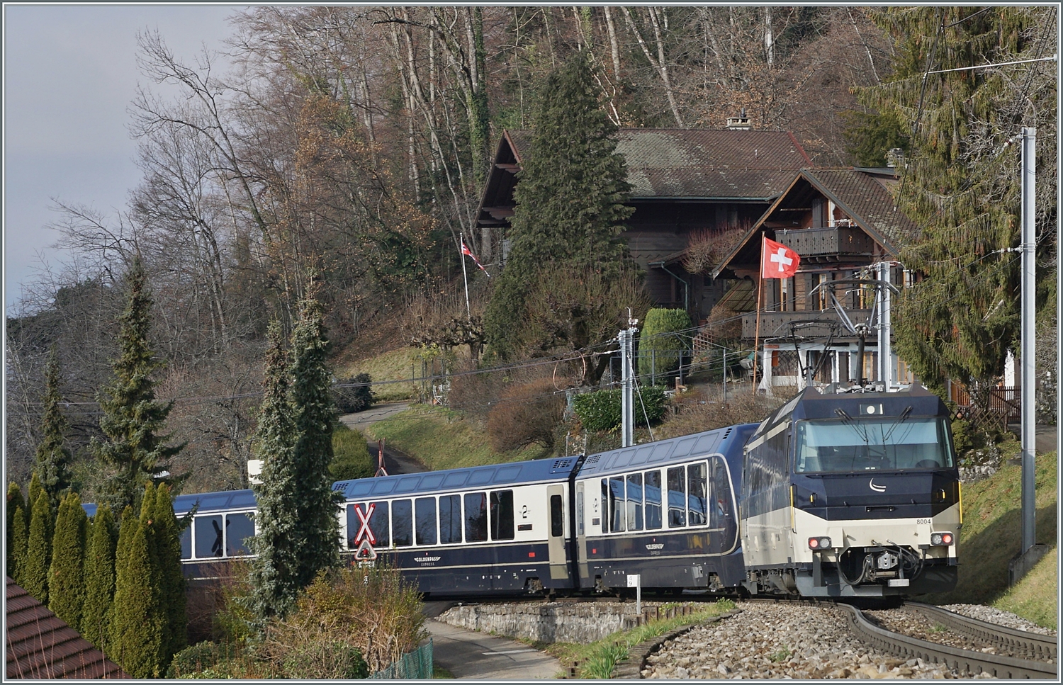 Die MOB Ge 4/4 8004 ist mit ihrem GolenPass Express GPX 4065 von Interlaken Ost nach Montreux bei Chernex unterwegs und somit schon fast am Ziel der Fahrt.

17. Dezember 2023